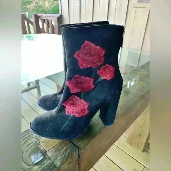 Intentionally Blank Black Embroidered Rose Boots Size 39 - Picture 11 of 11
